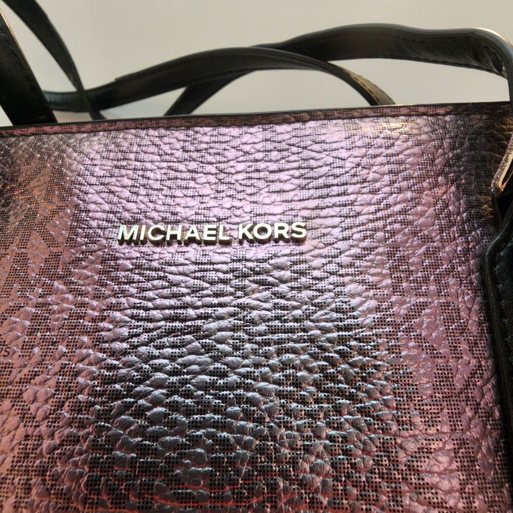 MICHAEL KORS VOYAGER TOTE HANDBAG-IRIDESCENT METALLIC HOLOGRAPHIC - Picture 3 of 16